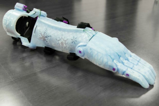 ヒロ マスダ Hiro Masuda 生まれつき右手首から先のない9歳の少女に アナと雪の女王 デザインの義手 が送られる 作ったのはnyの大学生チーム 3dプリンタで作成 デザインに6ヶ月 プリント30時間 組み立て2時間 T Co Tmhd0dwc2k