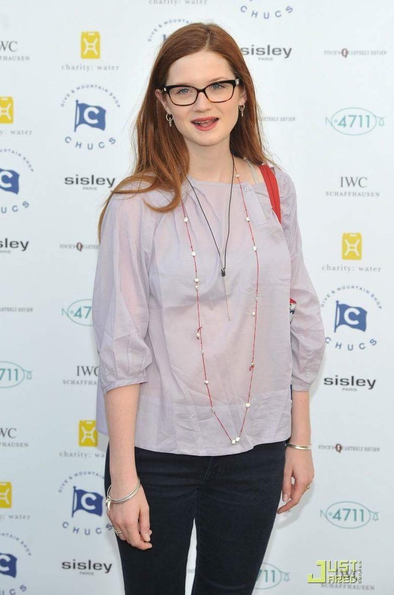 bestofbwright's tweet photo. bonnie wright at the chucs dive &amp; mountain shop swim party at the serpentine

pls wear glasses more 💕 https://t.co/tUntDUwWWo