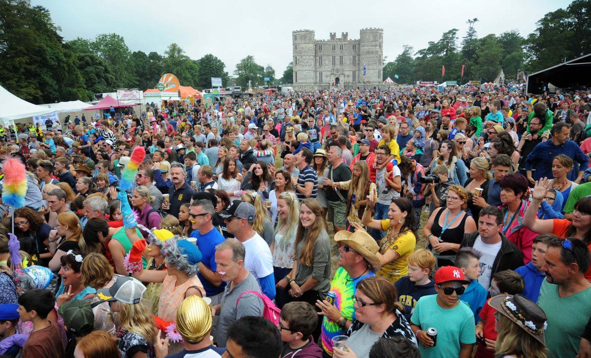 Fancy winning a family ticket to <a href="/CampBestival/">Camp Bestival</a>? bit.ly/297xqYo