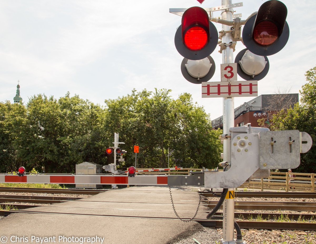 Gareautrain's tweet photo. Ne jamais contourner les barrières. Si les barrières sont abaissées, ou sont encore en mouvement, ne traversez pas. https://t.co/gnm8QoYElz