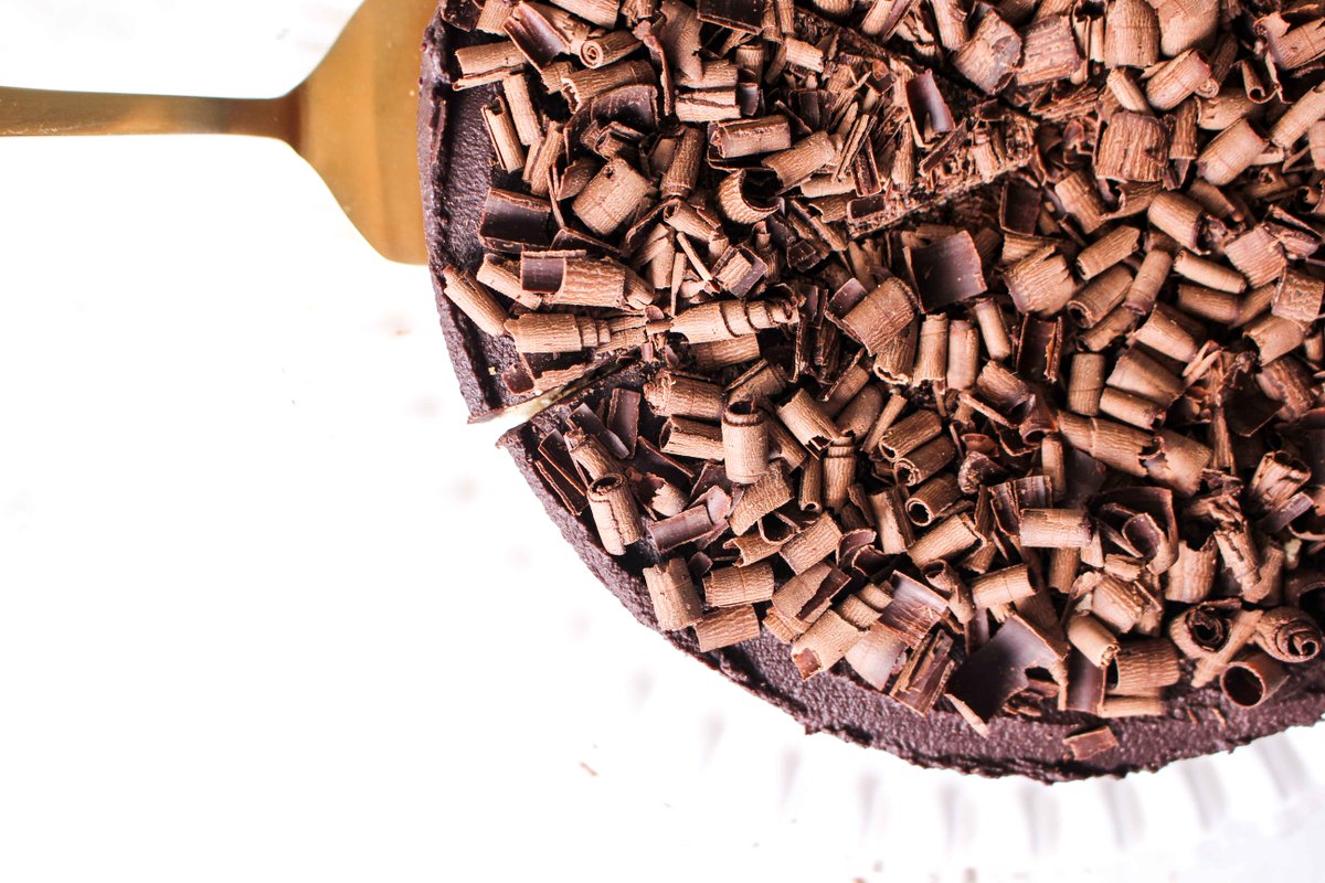 plantbaked's tweet photo. Rich, lush, baked in your kitchen. Topped with ganache and chocolate curls. Get yours at https://t.co/PsIWJoyxFX. https://t.co/0dok6xFJbC