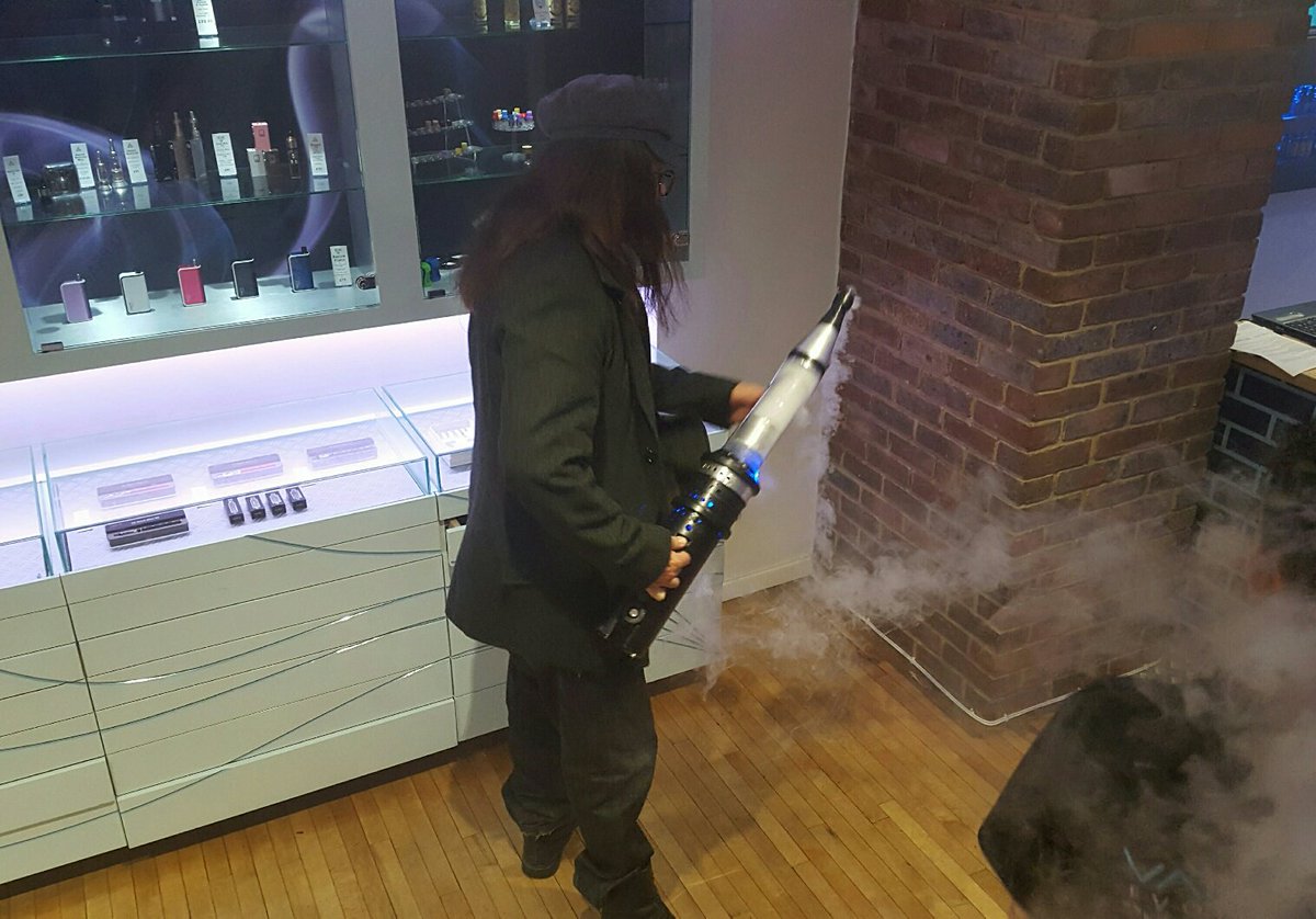 vapourevo's tweet photo. Not the most portable mod we've seen! Insane clouds though #VapourEvolution #MetreLongMod https://t.co/VcKpVznZgU https://t.co/XYWdzMjDPH
