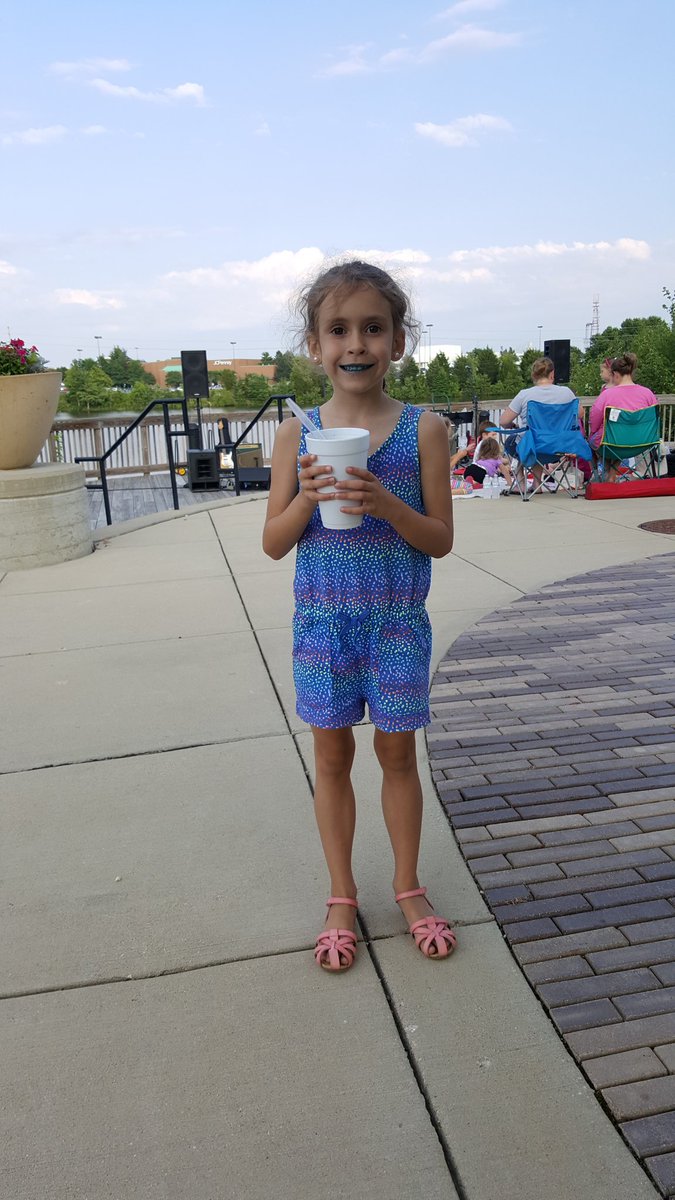 kellylynnashby's tweet photo. Blue iceys and summer concerts 💙💙💙💙💙 #StCharlesSummer https://t.co/sCw9svWyhG