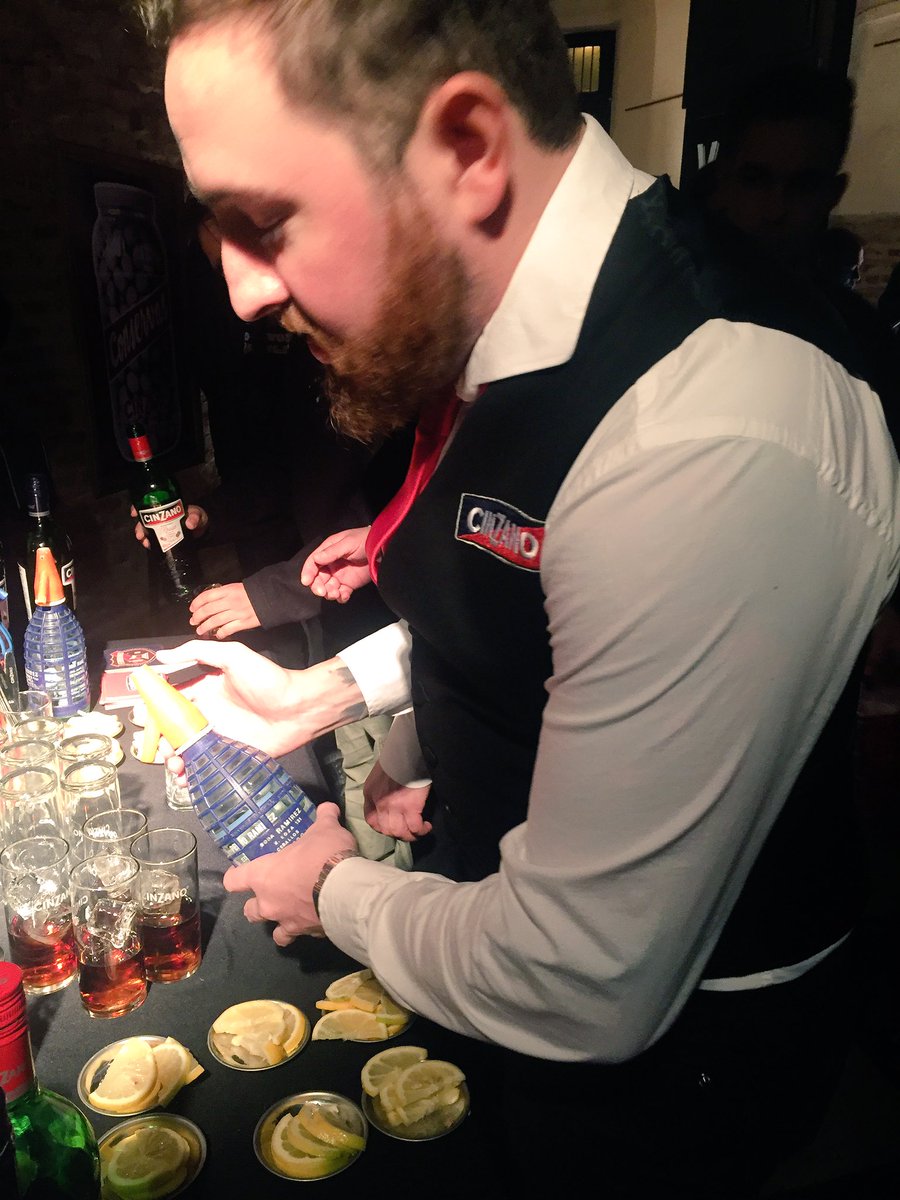 Hoy mucho <a href="/CinzanoArg/">Cinzano Argentina</a> y <a href="/lavidaconswing/">Rodri Rodriguez</a>