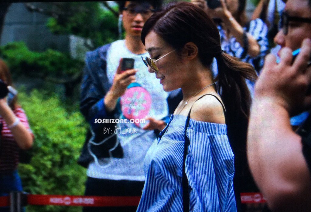 [PIC][01-07-2016]Tiffany xuất hiện tại tòa nhà KBS để quảng bá cho "SHUT UP" CmO0oo2UgAASDG0