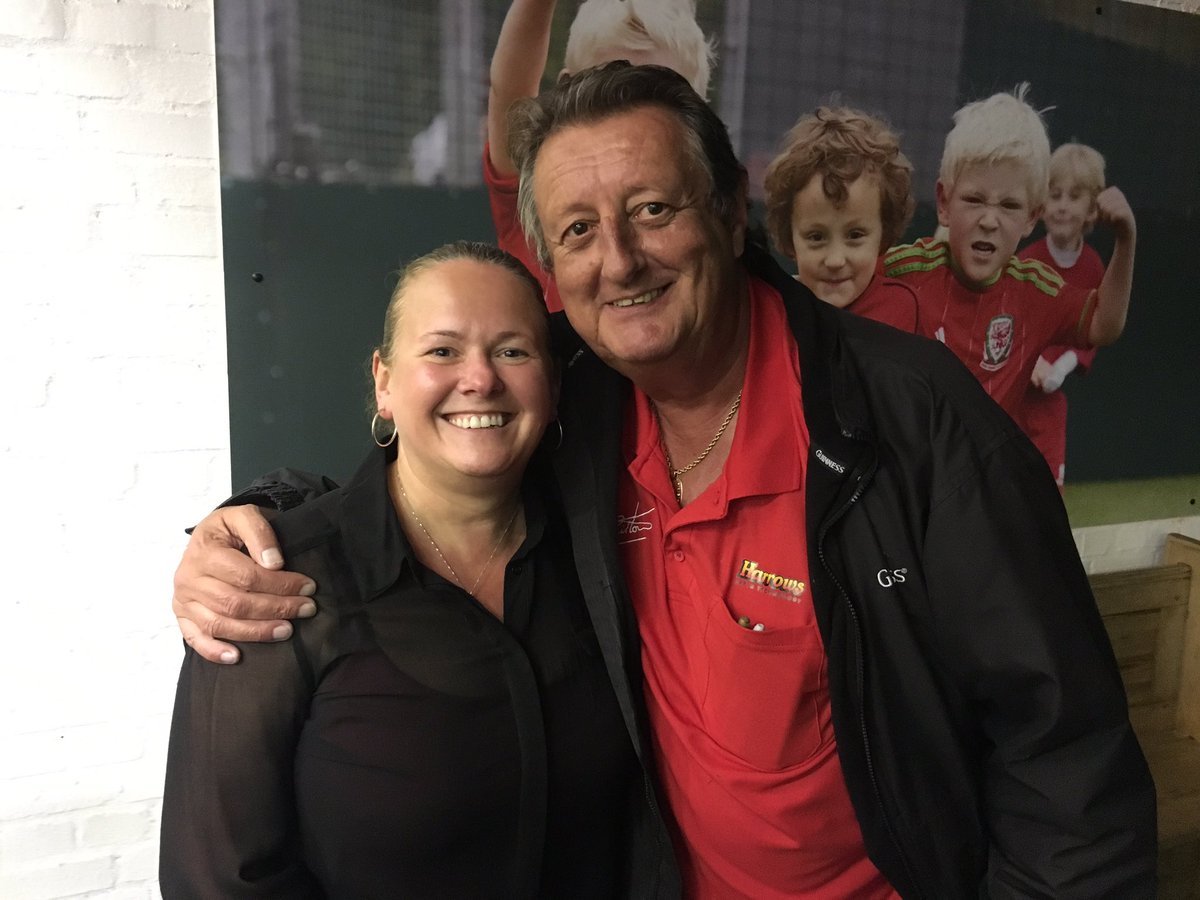 PeteGriffiths10's tweet photo. Amazing to have sports legends like @ericbristow supporting #pg10 tonight @ValeSportsArena https://t.co/rcsHyJFLGr