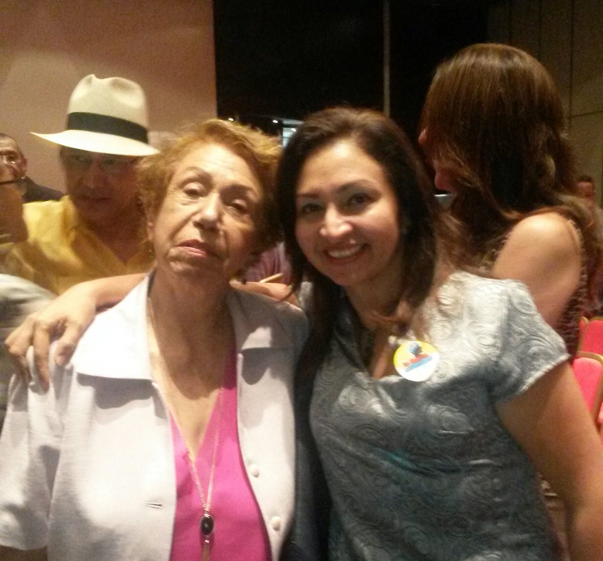 FM_UC's tweet photo. @FM_UC  estuvo presente en la @ConferenciaM  La Fuerza del Cerebro  con la Dra Mercedes Di Vora #ExcelenteJueves https://t.co/PWbOmlZ6f5