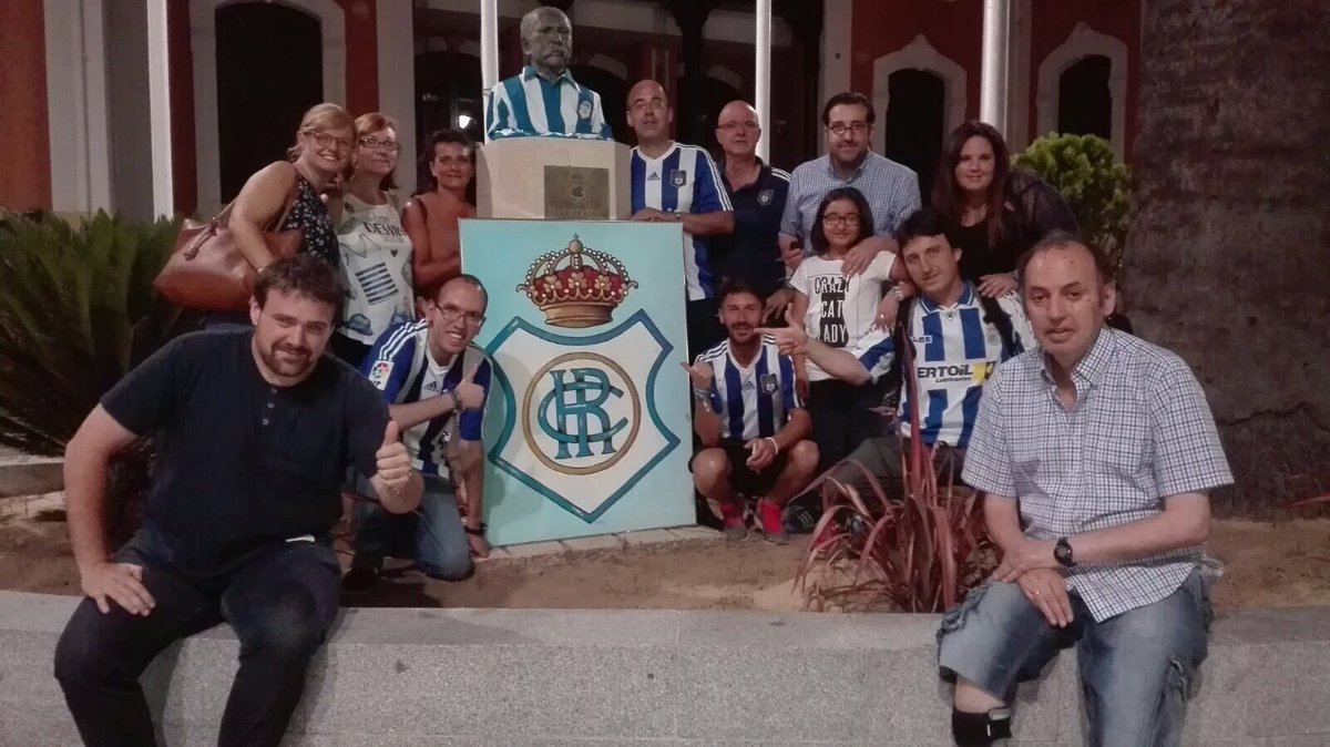 RecreTrust's tweet photo. Ha sido un día muy duro que termina a las 00:30 con nuestro escudo en el busto de Adam. Con ellos todo es posible. https://t.co/EyG72YNyLb
