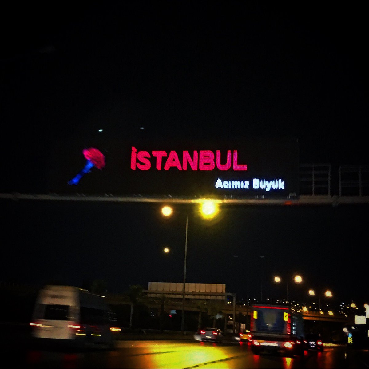 İzmir'in yollarındaki panolar.. Teşekkürler İzmir, gözyaşın için, hiç kaybetmediğin insan ve vatan sevgin için..