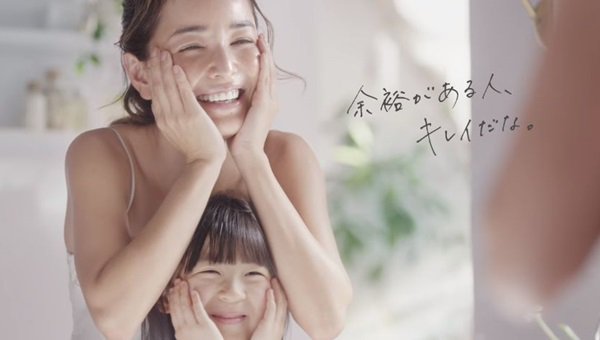 芸能エンタメまとめ アクアレーベル化粧水cmモデル梨花が可愛い お風呂上りにタオルで髪拭いて 鏡見て真顔 T Co 0f9uuuujtp