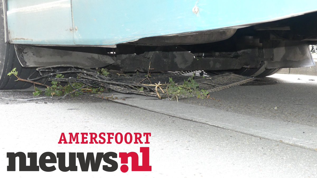 Stadsbus vliegt uit de bocht en neemt hekwerk mee amersfoort.nieuws.nl/112/9354/stads…