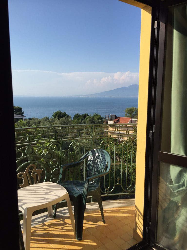 mhs_italy2016's tweet photo. When this is the view from your bed #viewonpoint #mhsitaly2016 #hotelliving https://t.co/NJ4UhejwkE