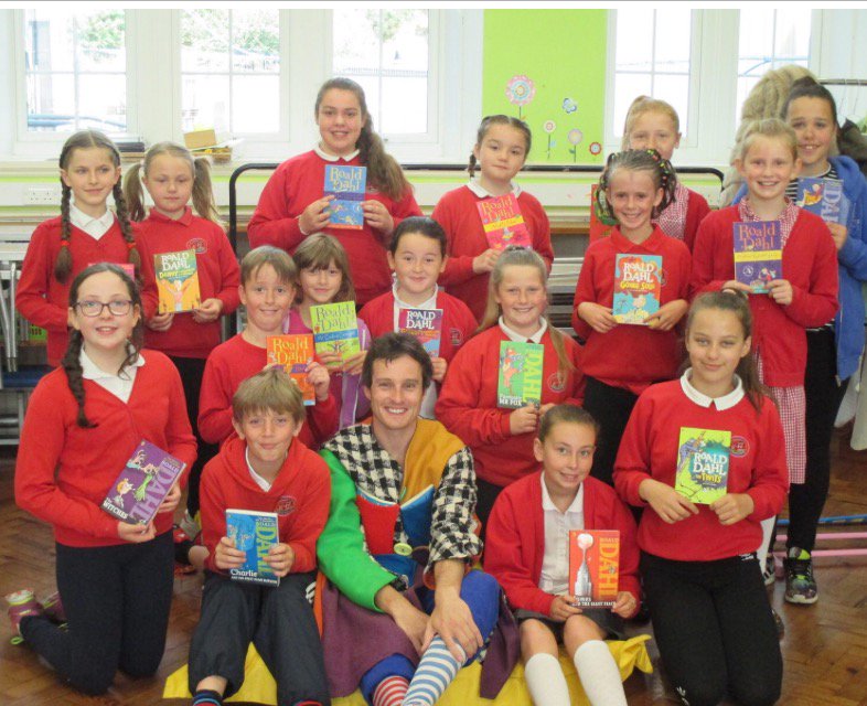 ysgolllanbedrog's tweet photo. Bore gwych i ddathlu canmlwyddiant #RoaldDahl100.#mewncymeriad #incharacter. Celebrating #RoaldDahl100 @roald_dahl https://t.co/DeYrlVpnkX