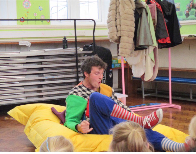 ysgolllanbedrog's tweet photo. Bore gwych i ddathlu canmlwyddiant #RoaldDahl100.#mewncymeriad #incharacter. Celebrating #RoaldDahl100 @roald_dahl https://t.co/DeYrlVpnkX