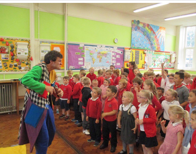 ysgolllanbedrog's tweet photo. Bore gwych i ddathlu canmlwyddiant #RoaldDahl100.#mewncymeriad #incharacter. Celebrating #RoaldDahl100 @roald_dahl https://t.co/DeYrlVpnkX