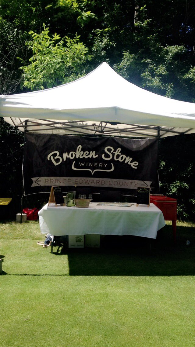 GolfWellington's tweet photo. @brokenstonewine is all set up on the 7th hole! 🍷 https://t.co/sXpfjzK1BO