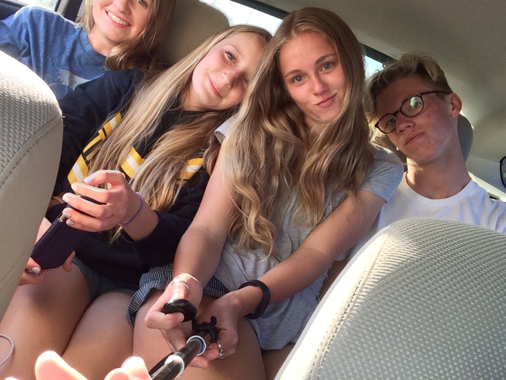 ReaganRosenvall's tweet photo. ILYSM❤️🎉🎈 https://t.co/sxfcJIVwBE