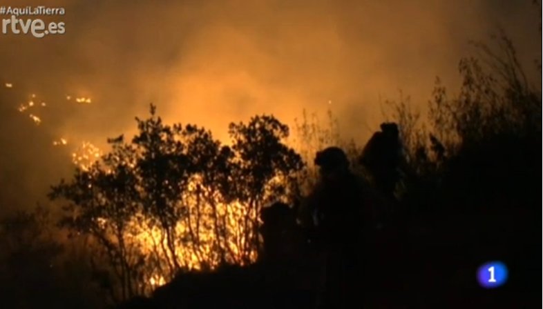 aquilatierratve's tweet photo. Las personas que luchan contra el fuego son verdaderos héroes. Todo nuestro reconocimiento. https://t.co/1AwqQI0Hmu