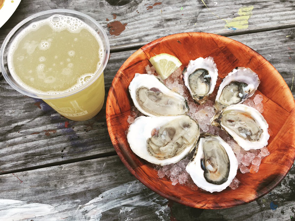 CarryOnMagazine's tweet photo. Can you ever really go wrong with #oysters and an #allagashwhite?
Oysters = @BKoysterparty 
Beer = @AllagashBrewing https://t.co/TobTY3Y4cD