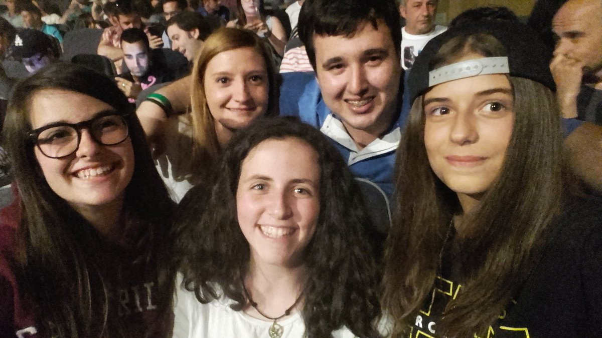 SABELAprendes's tweet photo. cuando vas a un show y resulta que tienes detras a dos viners que sigues https://t.co/cUcfuc9NZk