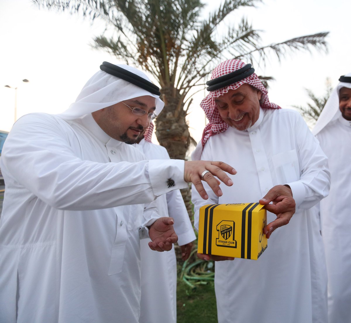 ittihad's tweet photo. صور من دور المسئولية الاجتماعية للنادي بمشروع إفطارك معنا ..١ https://t.co/x7WEkOnjxz