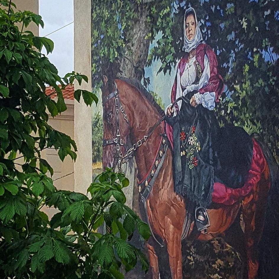 igers_sardegna's tweet photo. La donna sarda, bella e valorosa è ritratta in questo splendido murale nei pressi della ch… https://t.co/aRtaEWMe0o https://t.co/0sFqu6i6V9