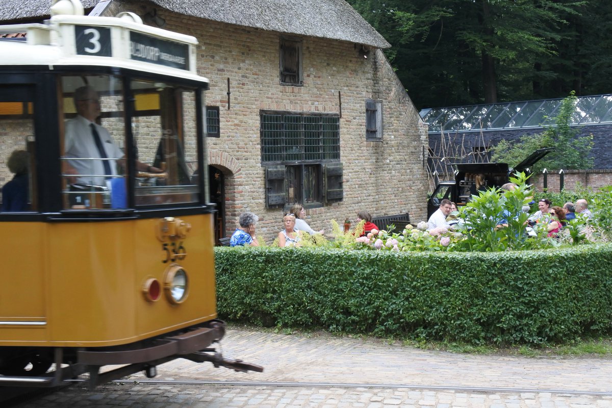 28 juni: in het <a href="/Openluchtmuseum/">Openluchtmuseum</a> een select clubje blij gemaakt met heerlijke <a href="/Peeze_Koffie/">Koffiebranderij Peeze</a> vanuit onze <a href="/Piaggio/">Piaggio</a>