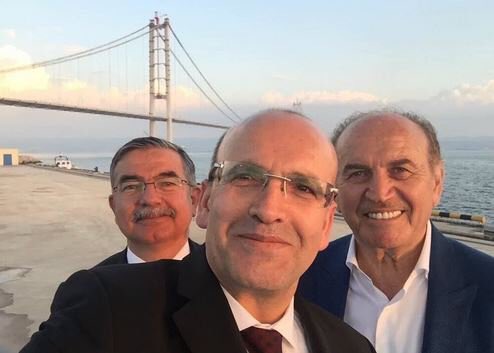 Dünyanın bir ucundan diğer ucuna kadar herkes ölen 45 insan için saygı duruşunda dururken #OsmanGaziKöprüsü Selfie