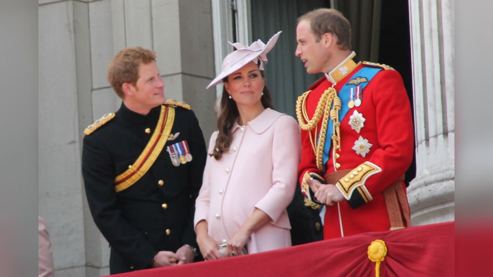 LaRedTV's tweet photo. William, Kate y Harry han cambiado la cara de la Corona Británica https://t.co/lpKlohohHl #IntrusosEnLlamas https://t.co/Ke8ACxtTDN