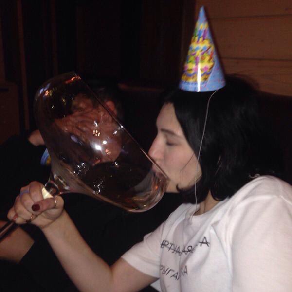 Девушка с большим бокалом вина. Огромный бокал. Большой бокал. Большой бокал. Я один бокальчик вина.