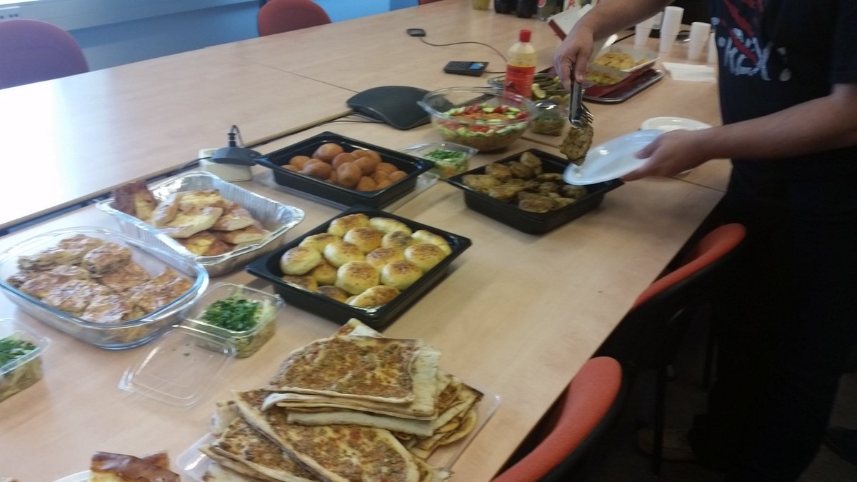 Bektas068's tweet photo. Vandaag was mijn beurt om een borrel te organiseren voor de afdeling. Wat lekkers uit Turkse keuken meegenomen. https://t.co/35T10HIS2y