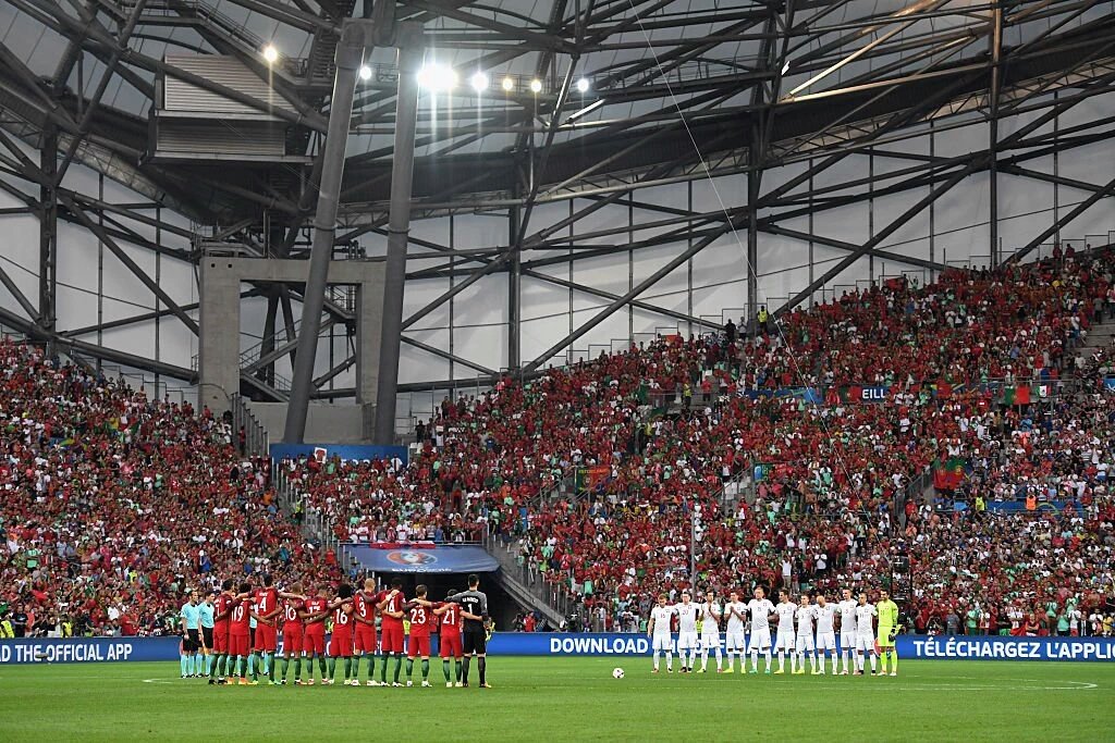 Atatürk Havaalanında katledilenler anısına Fransa'da saygı duruşu yapılırken AKP'liler konfetilerle kutlama yapıyor.