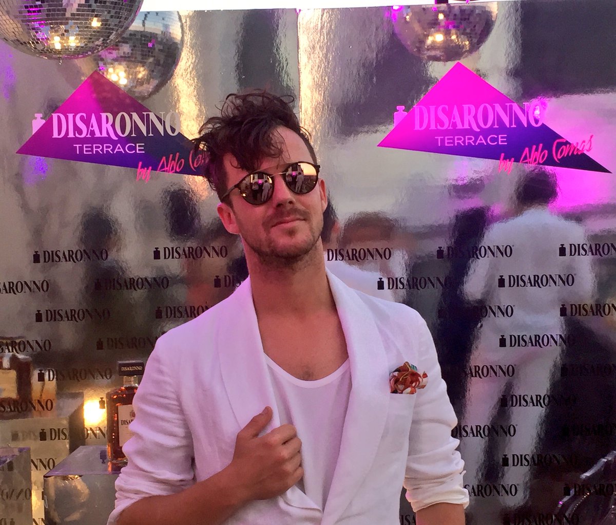 Disaronno_es's tweet photo. El diseñador de #DisaronnoTerrace @aldocomas 💥 https://t.co/zvTVIUYMAu