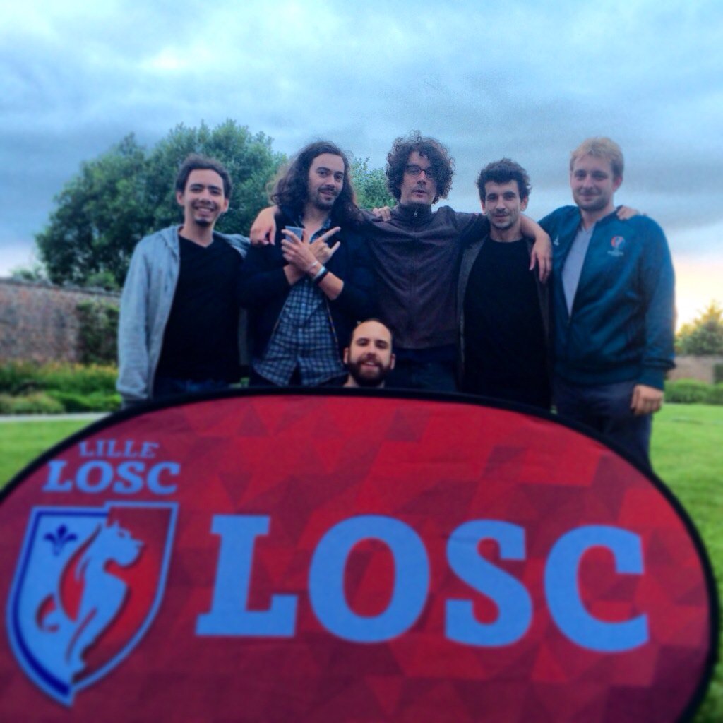 SomeSmokingGuys's tweet image. Merci @losclive ! Super concert ! On était #déchaîné ! Bisous