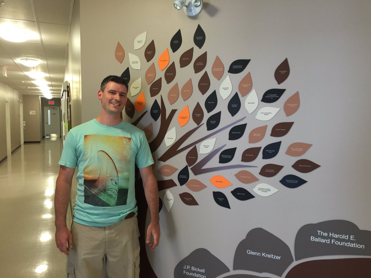 Grâce au programme d'apprentissage par l'expérience des tables produites par les élèves sont livrées au foyer Wendat