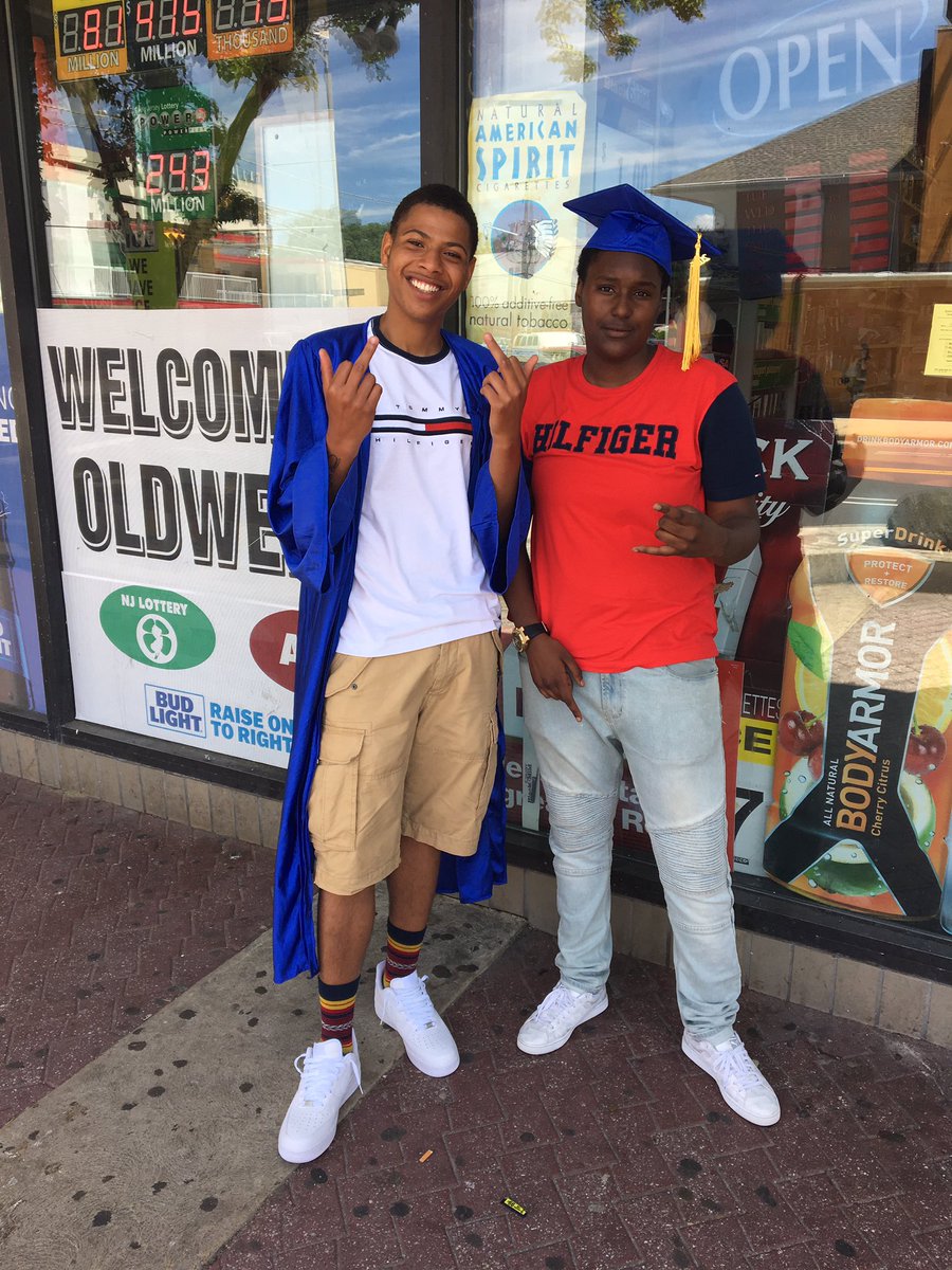 realnigga_sdb's tweet photo. Ma Boy💂🏼 Made It🎓💯 #Class2016 https://t.co/oiXCXvzZMi