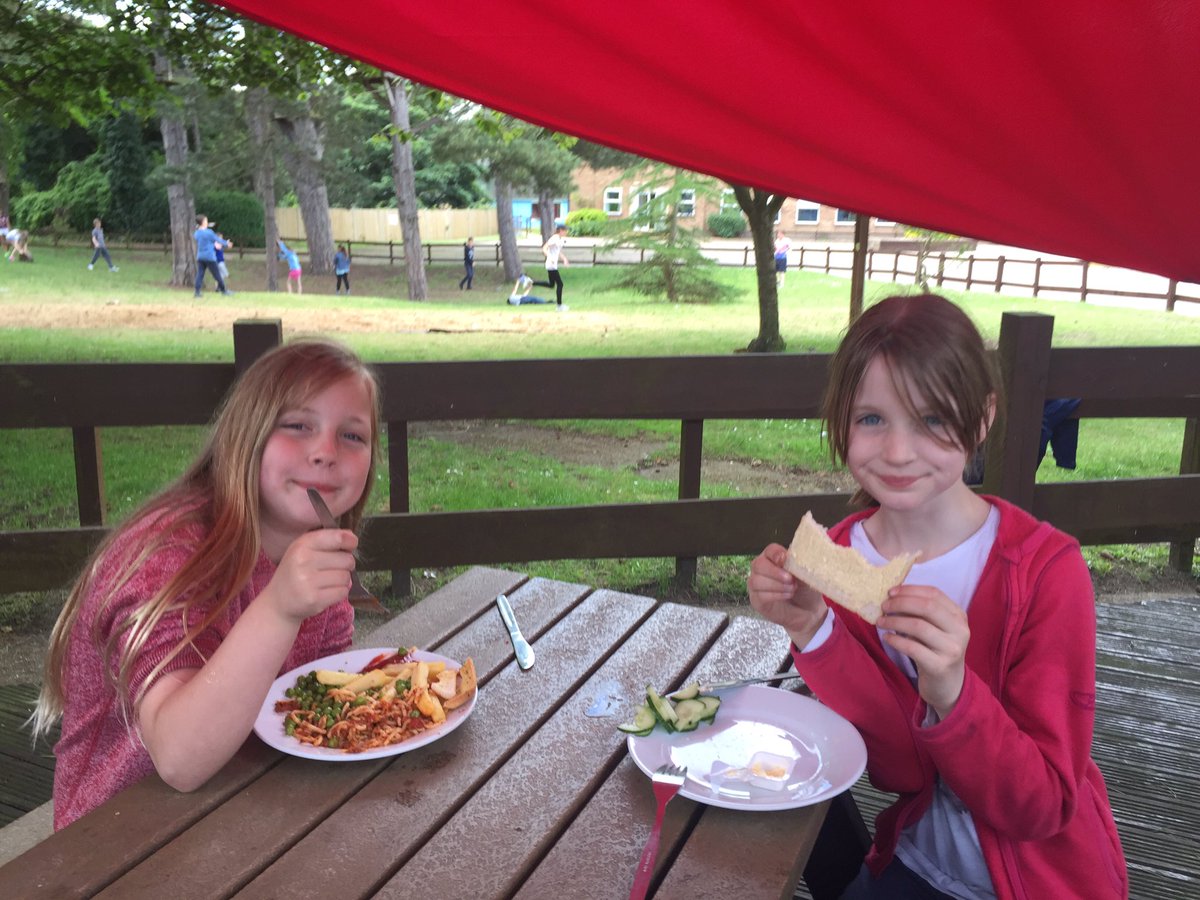 radnorhead's tweet photo. Happy eaters :) #respect https://t.co/FFtkNC2iol