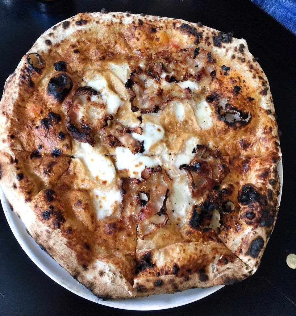 kuechenjunge's tweet photo. #radius99 Abstimmung mit @herrbrendel bei einer Pizza Carbonara - Eier, Scheiben von der luftgetrockneten Schweineb… https://t.co/v6ongUr1e6
