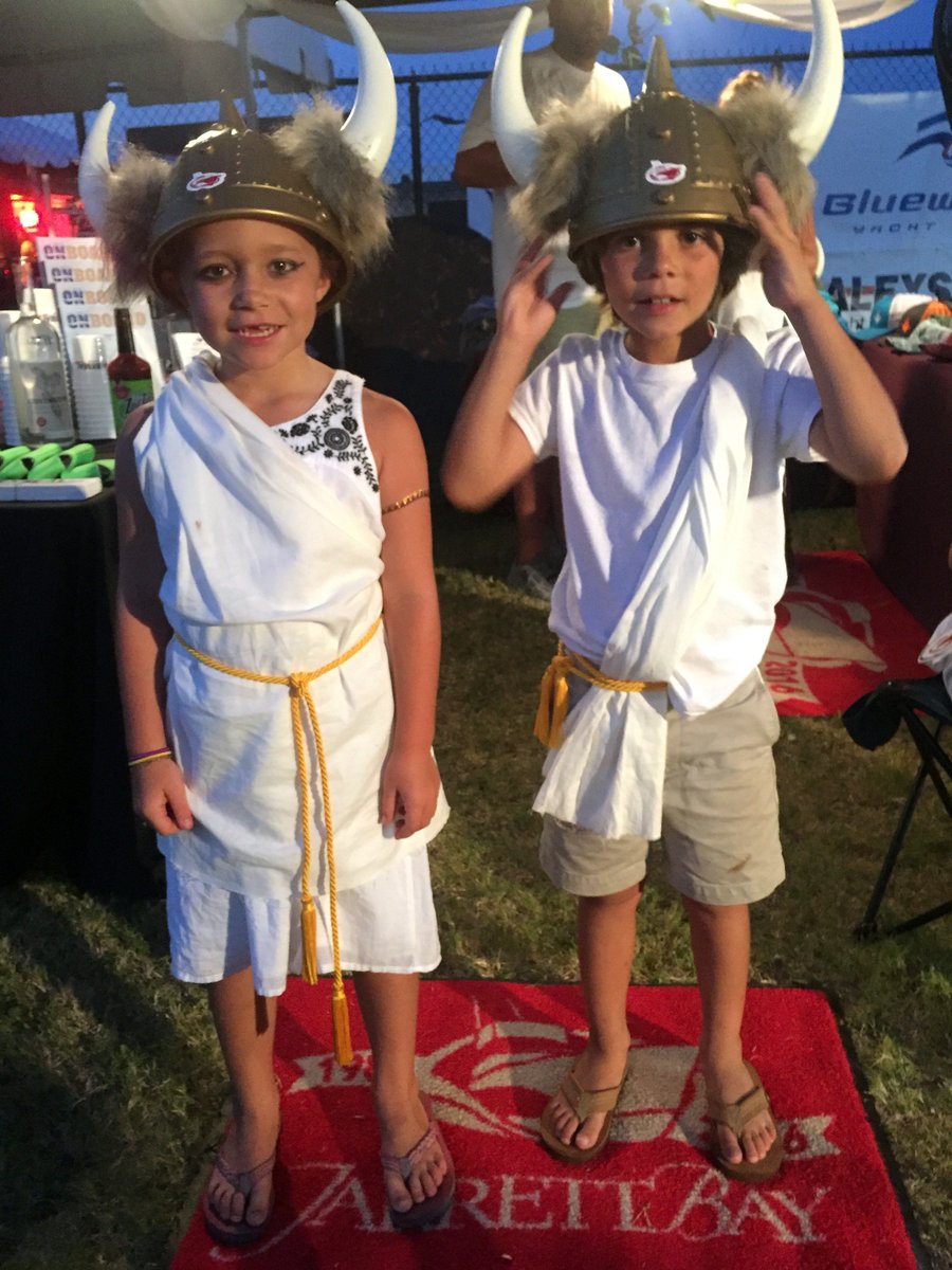 JarrettBay's tweet photo. Had a blast at the Wednesday toga party at Hatteras Marlin Club! #fishing #hatteras #familytime https://t.co/Gy0WuvIZMS
