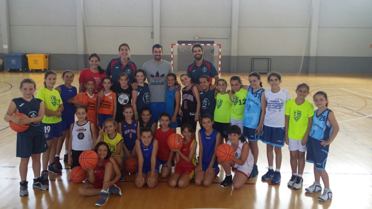 Hoy en el Campus visita de un gran jugador y mejor persona,gracias por compartir la tarde con las niñas.