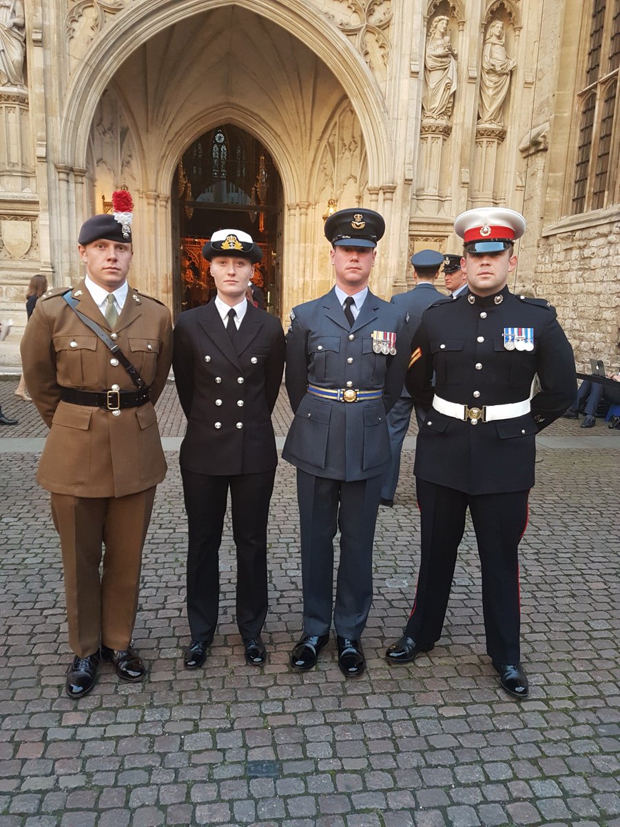 ArmyInLondon's tweet photo. These are the first four service personnel to stand vigil @wabbey as part of #Somme100 commemorations. https://t.co/HIN4Ax72AZ
