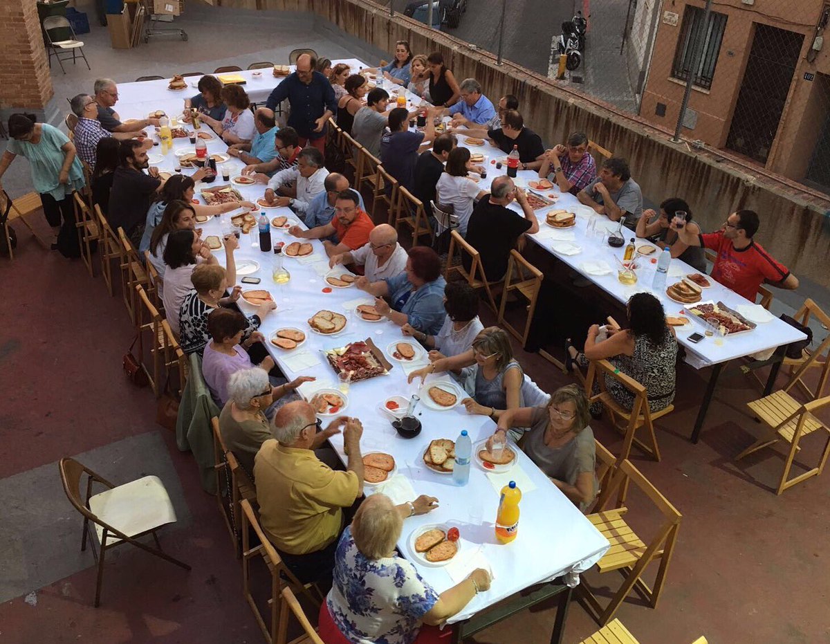 TeatreSVicenc's tweet photo. Sopar dels col·laboradors de la temporada a la fresca. #somSantVicenç #rescomacasa #entretotstiremendavant https://t.co/lVOGeGzA25
