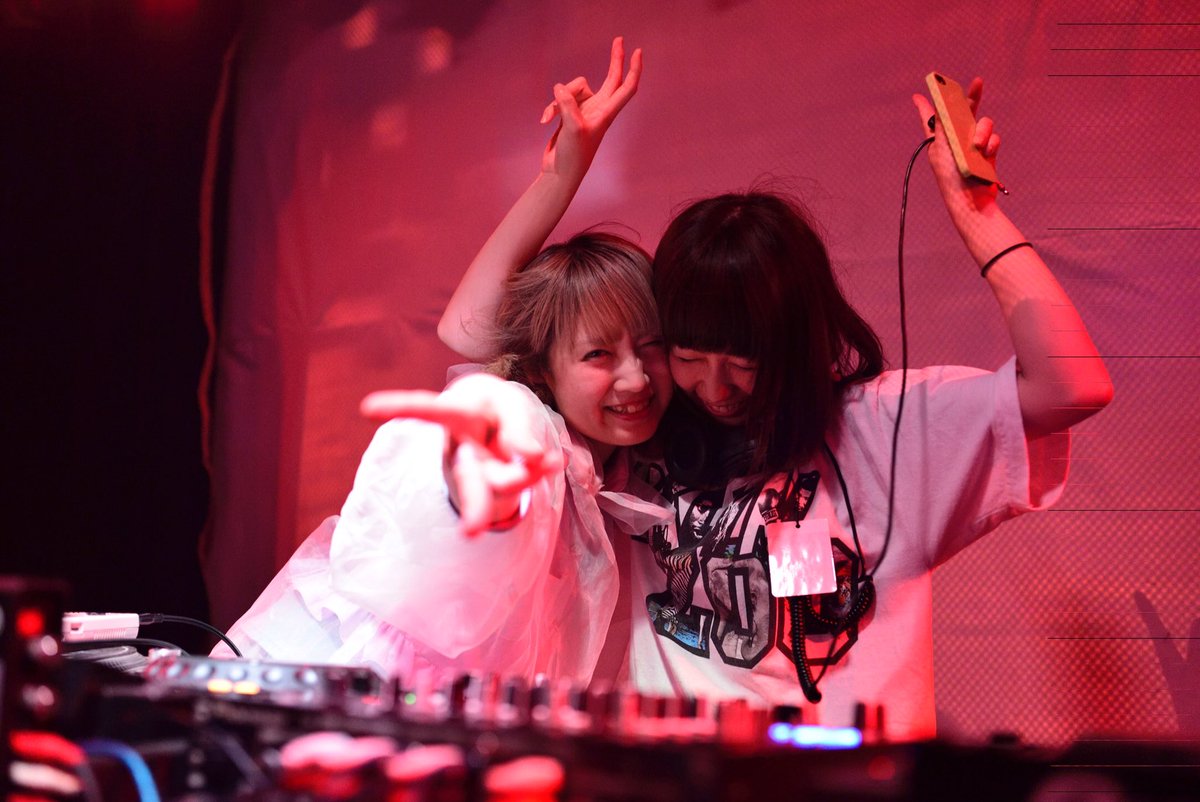 t_tetsuya's tweet photo. BASS FRAPPERの4ioriちゃん、ゲームボーイを駆使するTORIENAちゃん。
二人共可愛いルックスとノリの良い音楽でフロアーの心を見事にキャッチ。
#ノンストップバス
#NONSTOPBUS https://t.co/ok9zhDOKt2