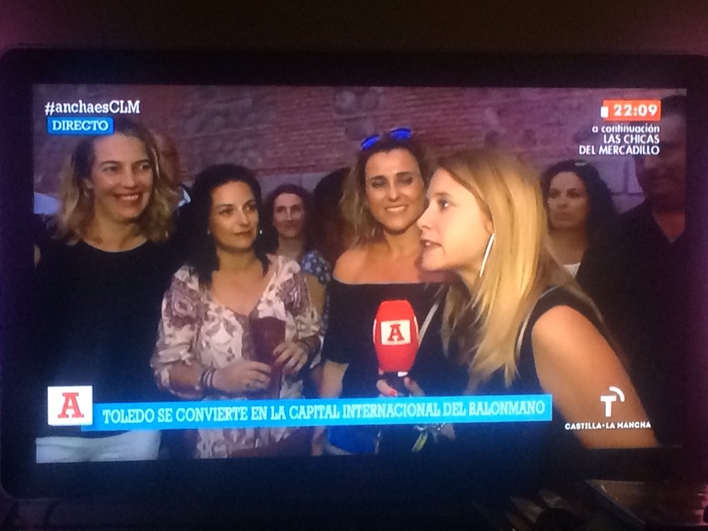 BichoPaca's tweet photo. Superfan de la divertida @pilarlabrador ¡Grande donde las haya! La que se esta liando en #Toledo con la @ToledoHCup https://t.co/bsVOaCyx4r