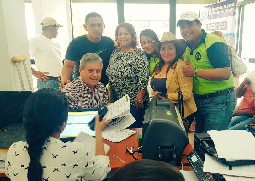 RCMNaranjal's tweet photo. 1era. Entrega Formal de los CRCs Naranjal  y Taura @MashiRafael @marcelaguinaga @apguayas @parischiquitoo @JorgeGlas https://t.co/mUxMkWci6e