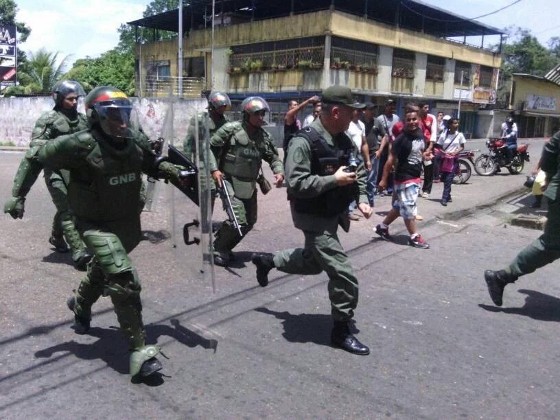 curiososnerd's tweet photo. #30Jun #Tucupita la gente protesta y la GNB arremete brutalmente contra el pueblo. @Kenabalza  https://t.co/56ozP8KKHj