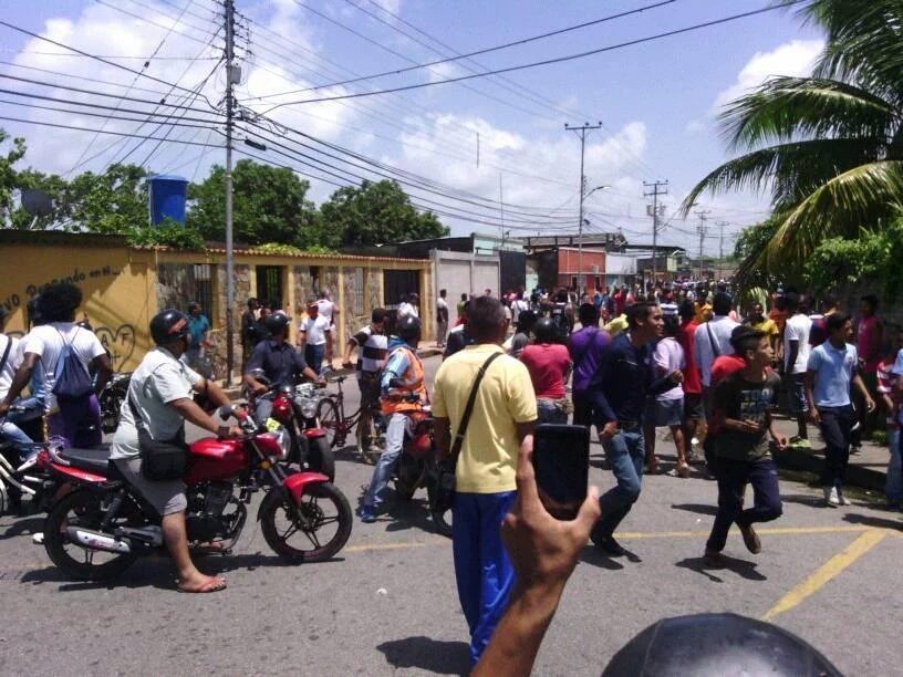 curiososnerd's tweet photo. #30Jun #Tucupita la gente protesta y la GNB arremete brutalmente contra el pueblo. @Kenabalza  https://t.co/56ozP8KKHj
