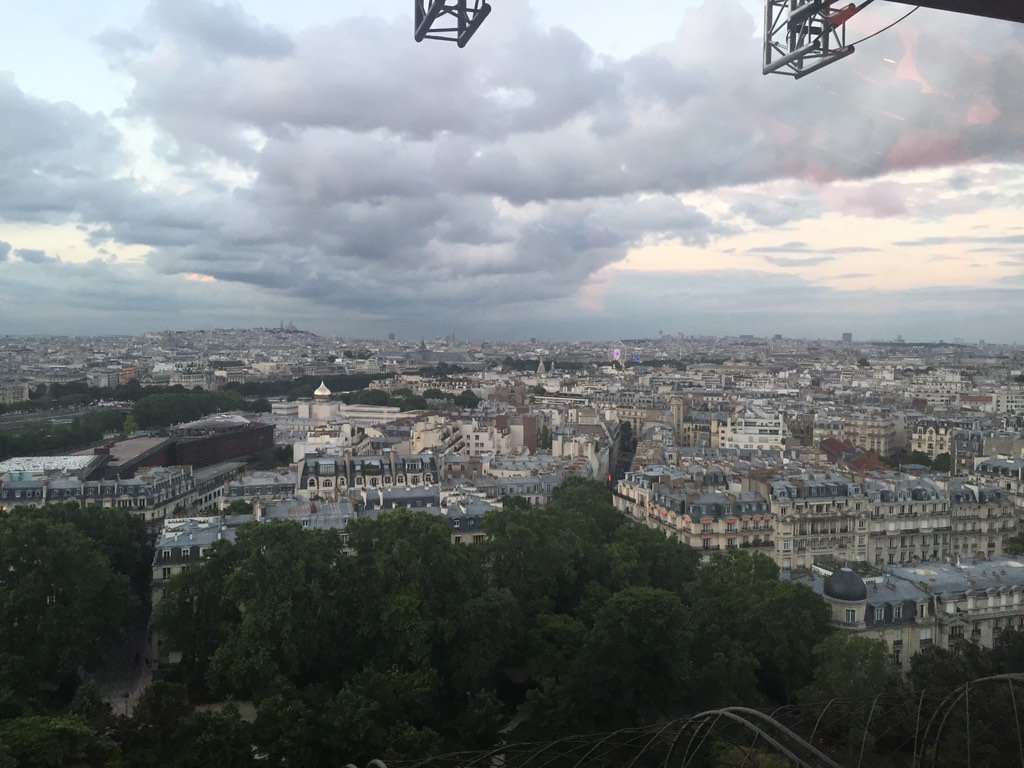 Sofiadias0402's tweet photo. Live from #eiffeltower #PortugalvsPoland #bestplacetobe #stunningviews #ForcaPortugal thanks @abritel #bestflat https://t.co/Jv0qsunYOY