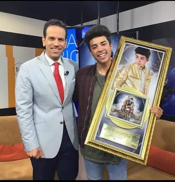 AlemanLizzz's tweet photo. #MarioBautistaDiscoDeOro
Miamor muchas felicidades por el disco
Otra meta cumplida @mariobautista_ https://t.co/mKD50BnvNG