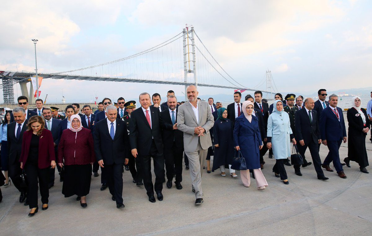 Sn Cumhurbaşkanımız ve Sn Başbakanımızla #OsmanGaziKöprüsü'nün açılışını gerçekleştirdik. Milletimize hayırlı olsun.